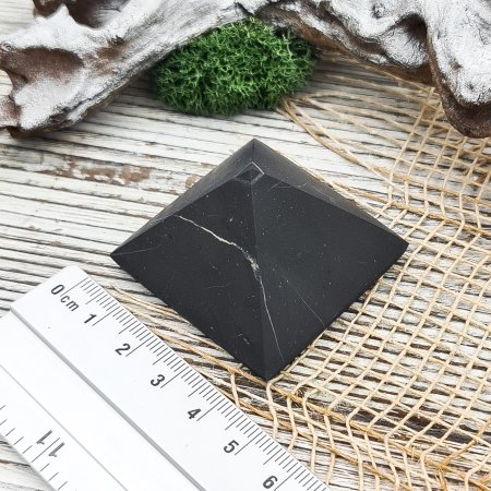 Пирамида шлифованная 4 см, шунгит