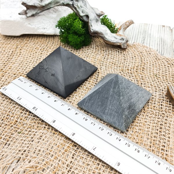 картинка Пирамиды гармонизаторы шунгит/талькохлорит 6 см, шунгит от интернет-магазина Планета Шунгита