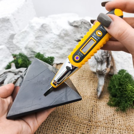 Пирамида полированная 10 см, шунгит