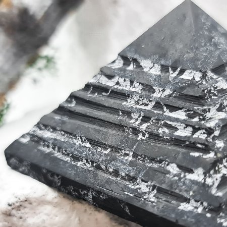 Пирамида ребристая с кварцем 5 см, шунгит