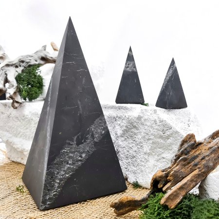 Пирамида Голода с кварцем , шунгит