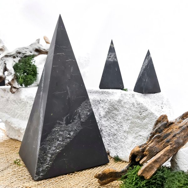 картинка Пирамида Голода с кварцем , шунгит от интернет- магазина Планета шунгита