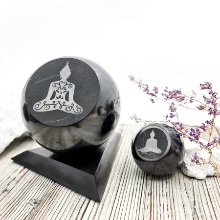 Скошенный шар с глубокой гравировкой Будда 5 см, шунгит