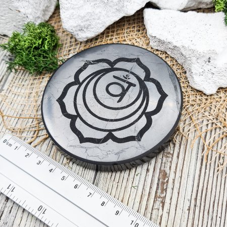 Плитка круглые полированные с гравировкой Свадхистана 10 см, шунгит