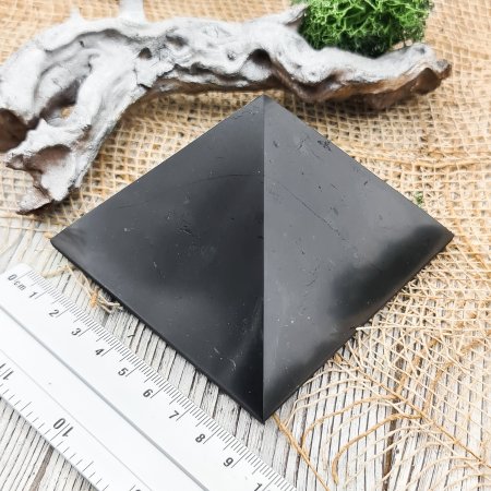 Пирамида полированная 9 см, шунгит