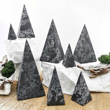 Пирамида Голода с кварцем 4 см, шунгит