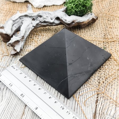 Пирамида полированная 10 см, шунгит