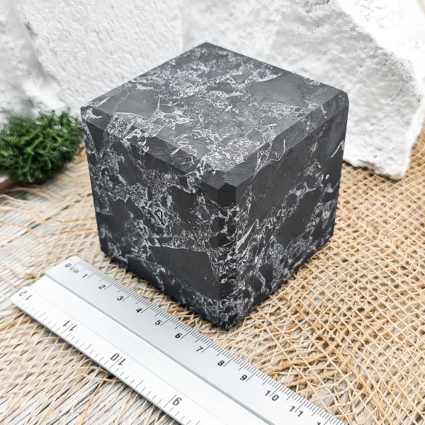 картинка Куб с кварцем 7 см, шунгит от интернет-магазина Планета Шунгита