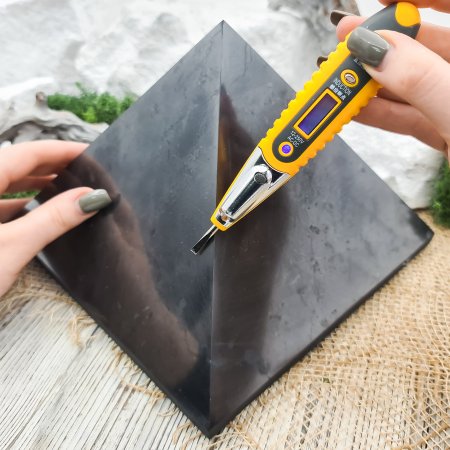 Пирамида полированная 20 см, шунгит