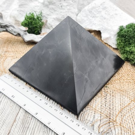 Пирамида полированная 15 см, шунгит