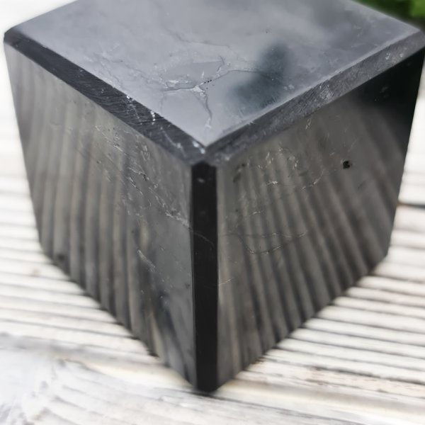 картинка Куб полированный 4 см, шунгит от интернет-магазина Планета Шунгита