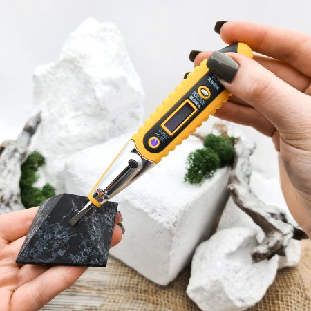 Пирамида с кварцем 5 см, шунгит