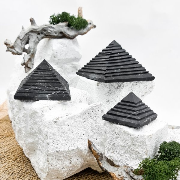 картинка Пирамида ребристая 7 см, шунгит от интернет- магазина Планета шунгита