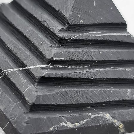 Пирамида ребристая 5 см, шунгит