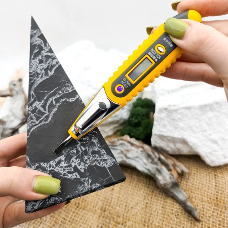 Пирамида Голода с кварцем 7 см, шунгит