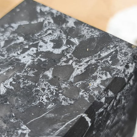 Куб с кварцем 5 см, шунгит