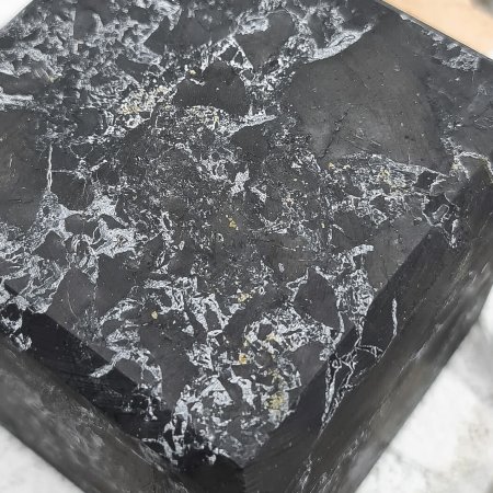 Куб с кварцем 7 см, шунгит