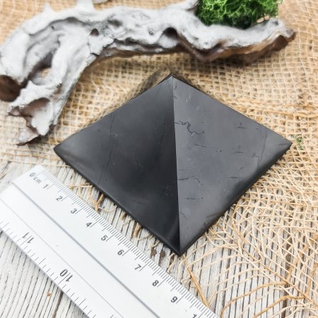Пирамида полированная 8 см, шунгит