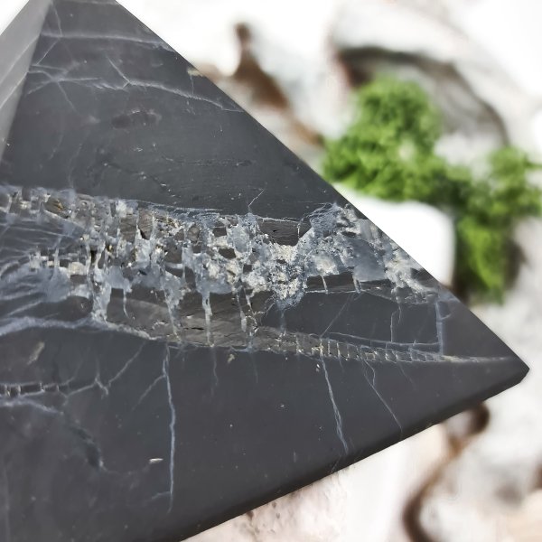 картинка Пирамида с кварцем 8 см от интернет- магазина Планета шунгита