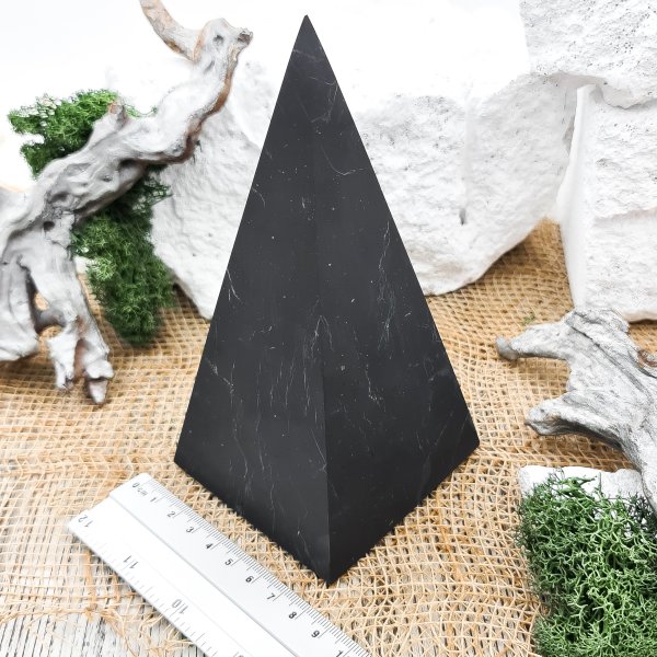 картинка Пирамида Голода шлифованная 8 см, шунгит от интернет- магазина Планета шунгита