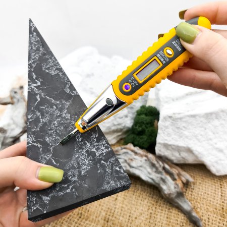 Пирамида Голода с кварцем 8 см, шунгит