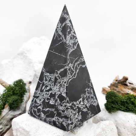 Пирамида Голода с кварцем 7 см, шунгит