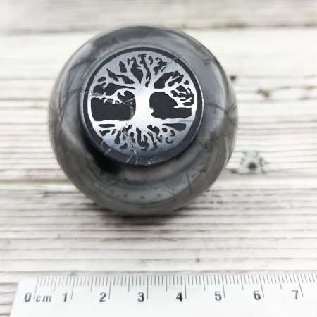 Скошенный шар с глубокой гравировкой Дерево жизни 5 см, шунгит