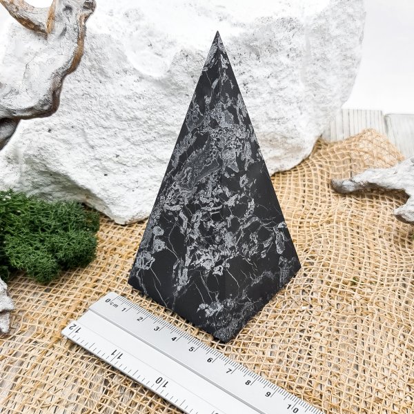 картинка Пирамида Голода с кварцем 6 см, шунгит от интернет- магазина Планета шунгита