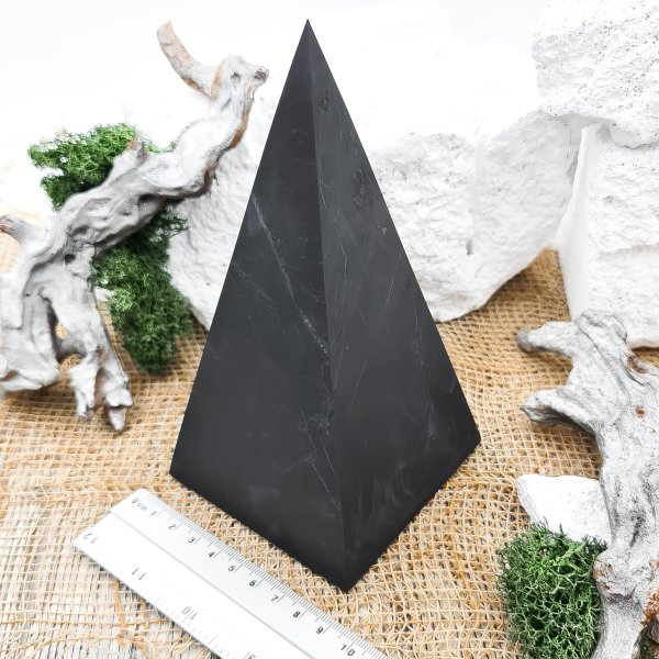 картинка Пирамида Голода шлифованная 9 см, шунгит от интернет- магазина Планета шунгита