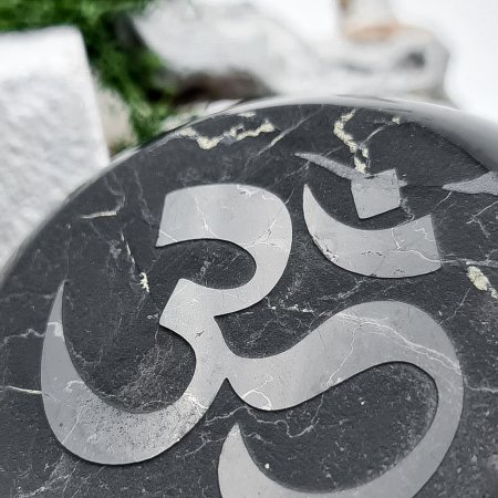 Скошенный шар с глубокой гравировкой ОМ 10 см, шунгит