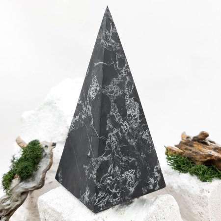Пирамида Голода с кварцем 9 см, шунгит